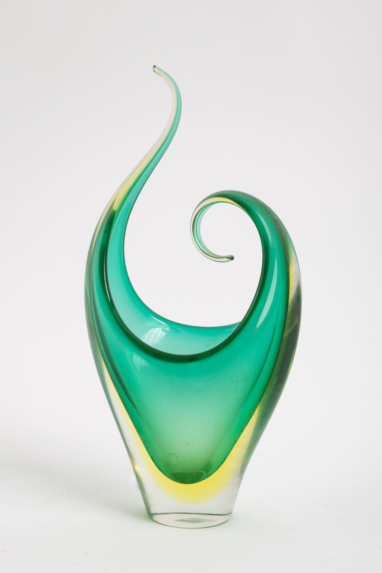 Null 归属于Flavio POLI (1900-1984)
黄色和绿色 "Somerso "玻璃制成的自由形式花瓶。 
H.30厘米