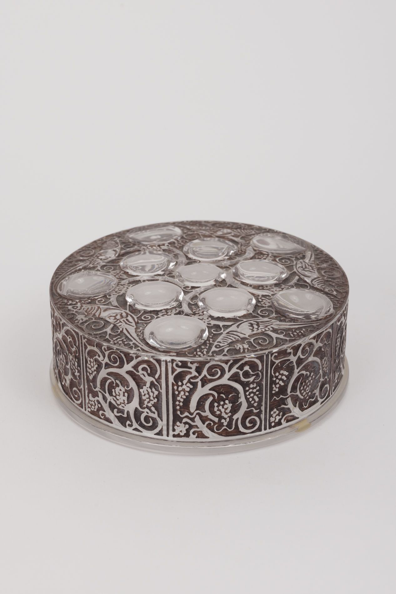 Null LALIQUE 法国 
圆盒 "Roger "模型，压制成型的玻璃，部分上釉，有凸圆形和野鸡装饰。签名为Lalique France。创建于1926年&hellip;