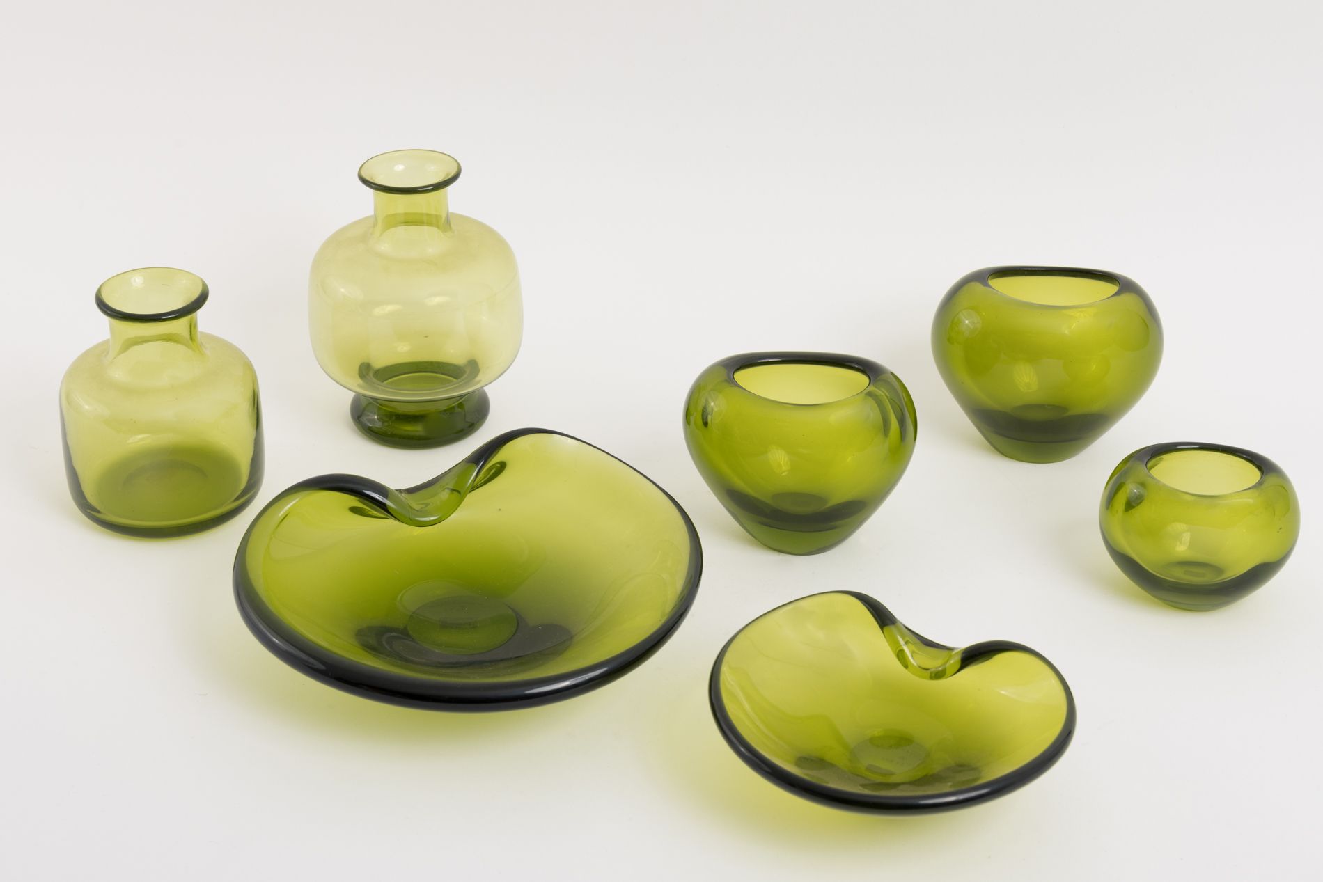 Null Per LUTKEN (1916-1998), HOLMEGAARD 丹麦
瓶装绿色玻璃拍品包括三个小花瓶，两个花瓶，两个烟灰缸。已签名。 
H.13&hellip;
