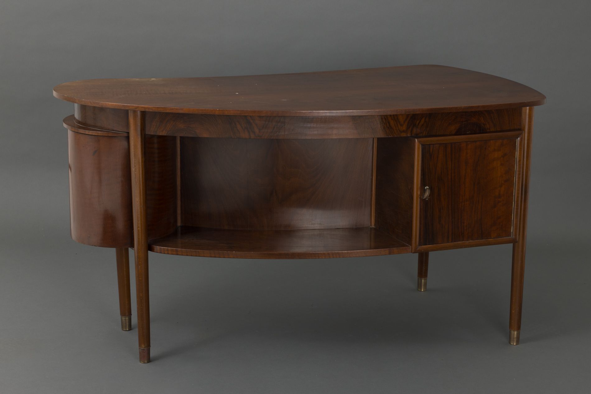 Null Bean desk in mahogany and mahogany veneer opening with a rounded pedestal a&hellip;