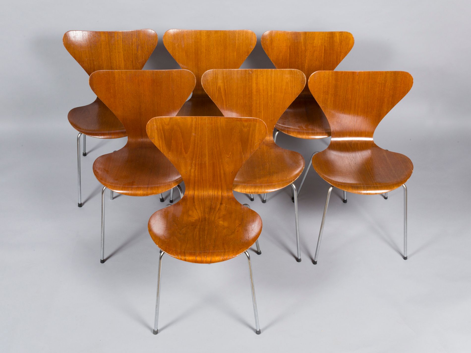 Null Arne JACOBSEN (1902-1971), Edition Fritz Hansen 
7套 "Série 7 "椅子，由胶合板和管状钢组成&hellip;