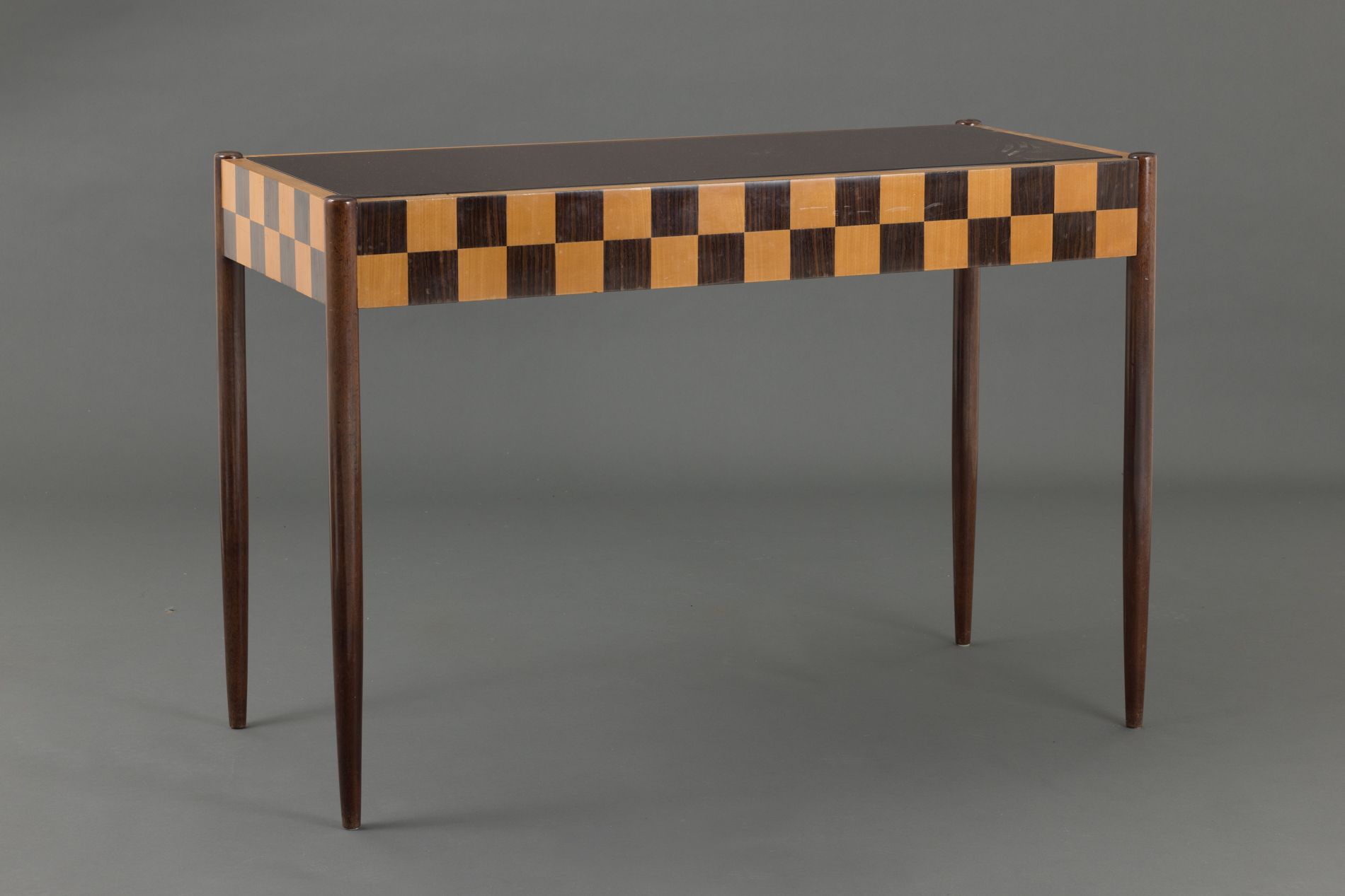 Null 镶嵌木皮的控制台，有漆板装饰，橙色的镜子顶部，放在桃花心木的锥形腿上。 
制作于1930年代。 
尺寸：71 x 102 x 45厘米
