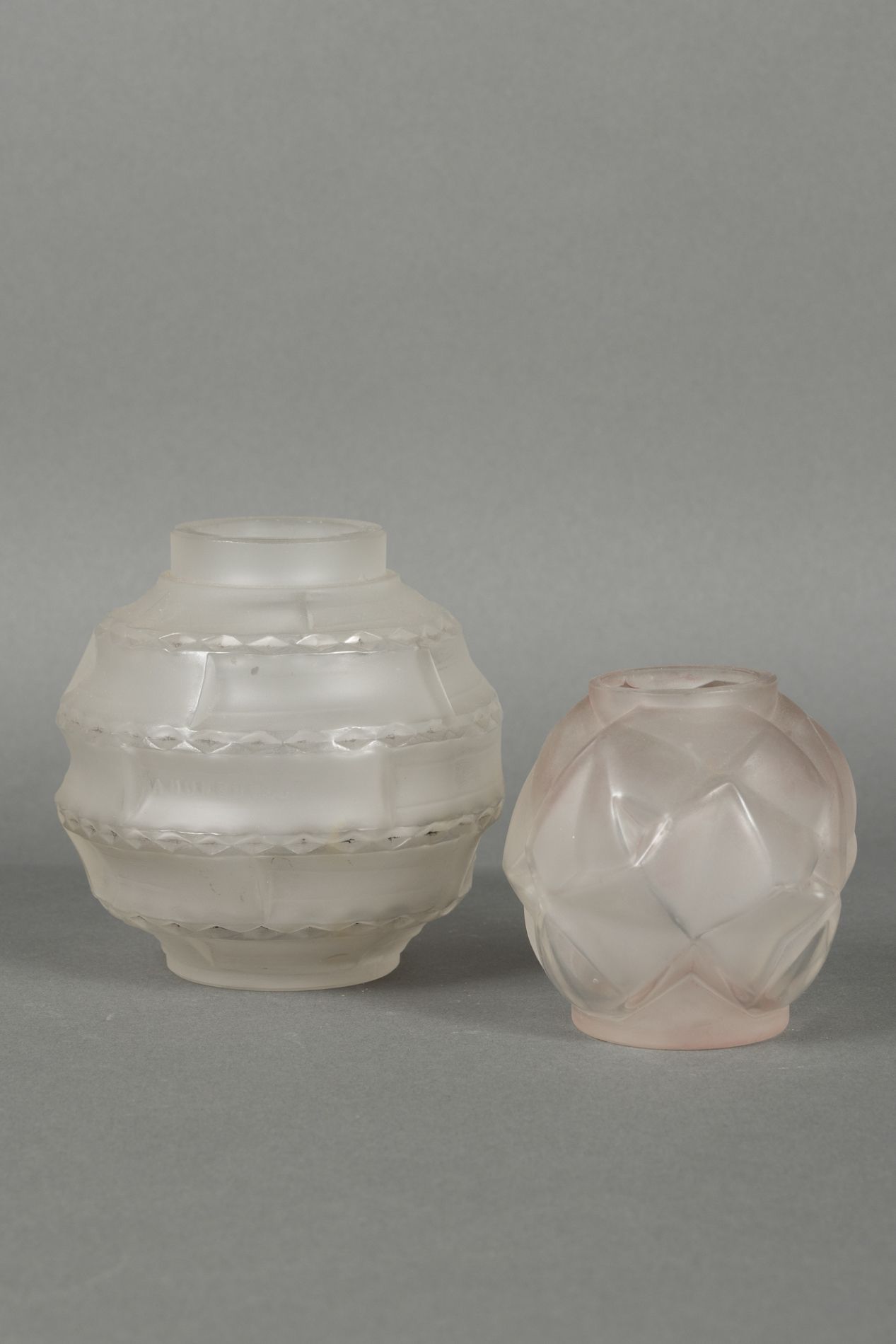 Null 安德烈-胡内贝尔(1896-1985)
一套两个小的模制玻璃球花瓶。已签名。 
H.10厘米 
H.7厘米