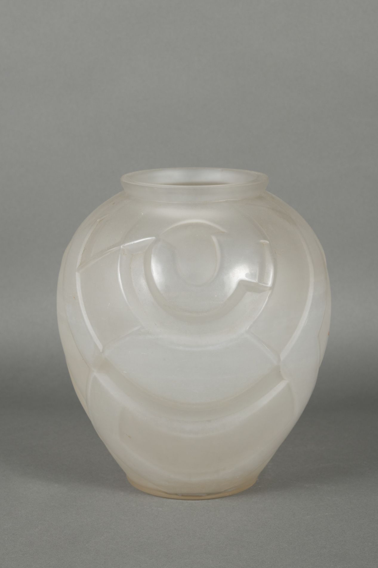 Null 安德烈-胡内贝尔(1896-1985)
压制成型的玻璃卵形花瓶，有几何装饰。已签名。 
H.21厘米