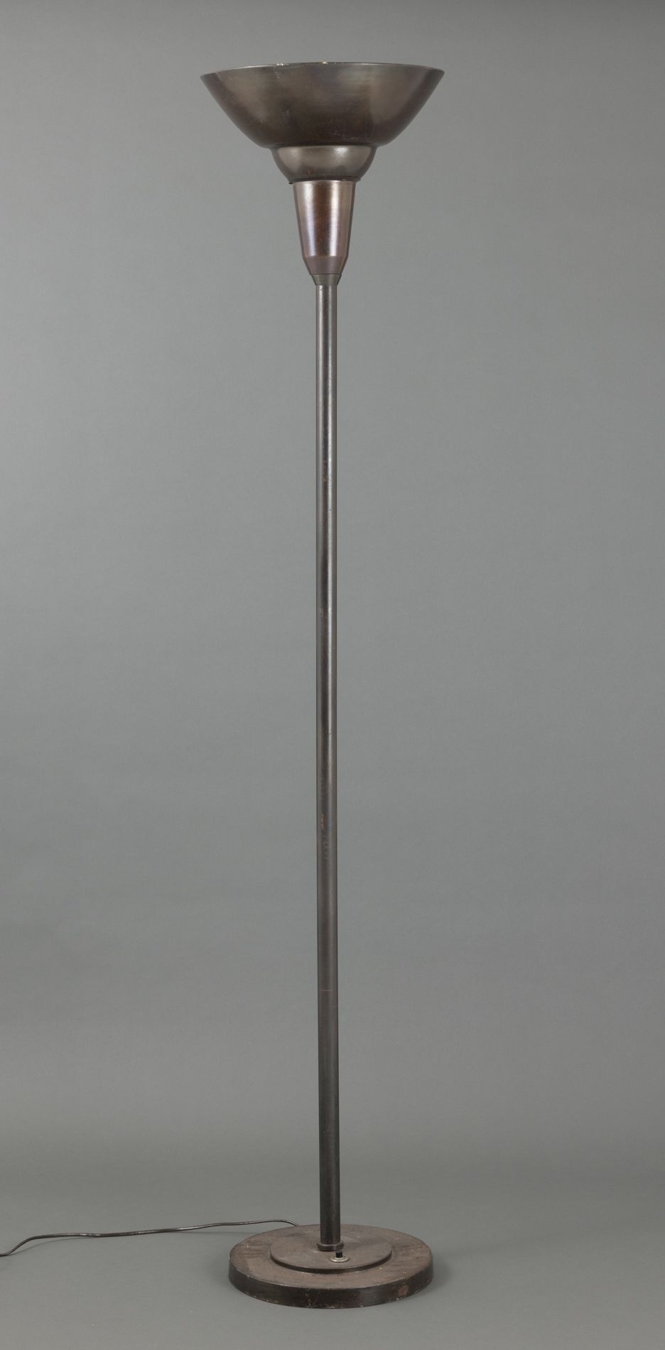 Null Lámpara de pie de metal lacado en bronce. 
Fabricada en la década de 1940. &hellip;