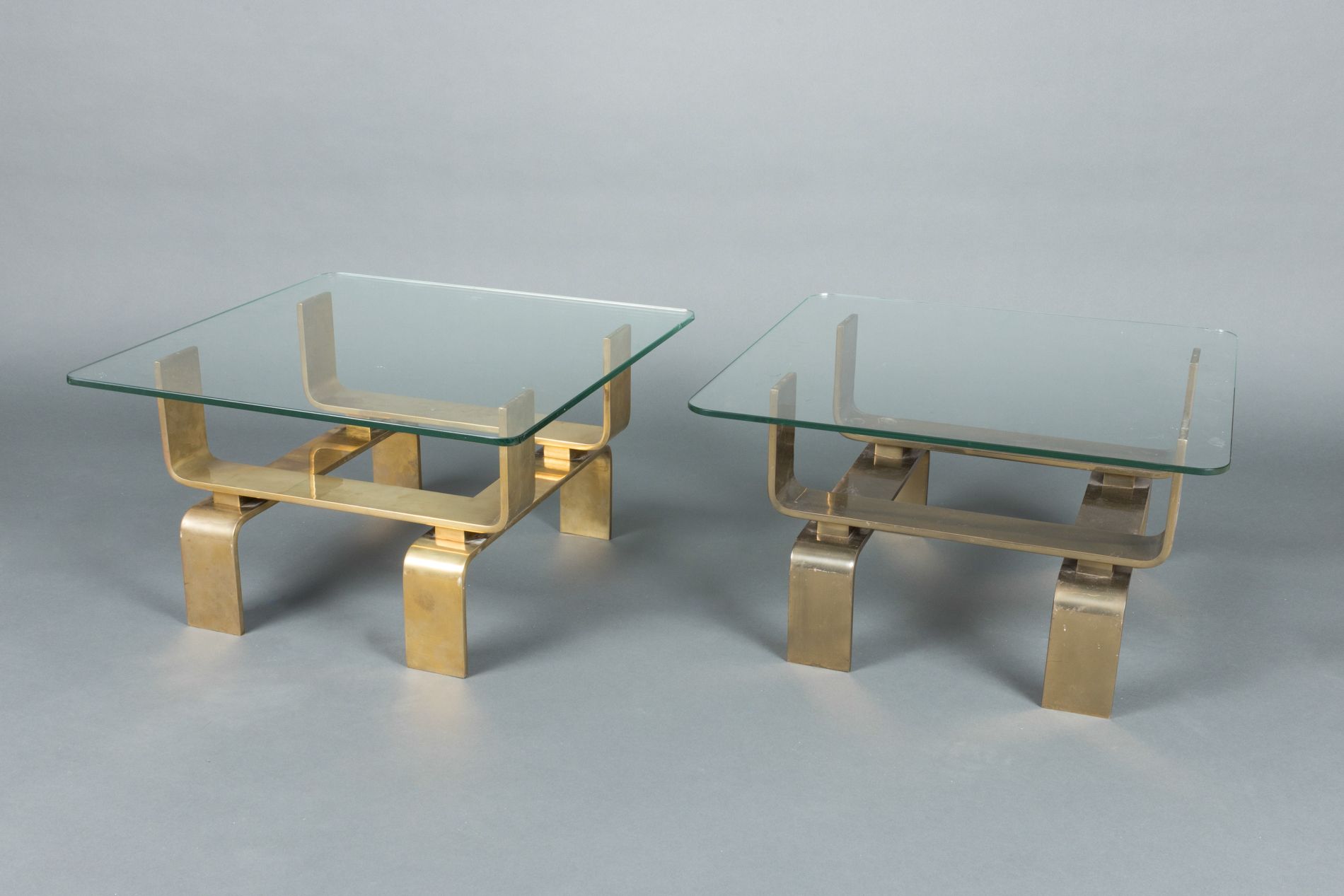 Null Paire de tables basses en bronze doré, plateau de verre (éclats).
Travail d&hellip;
