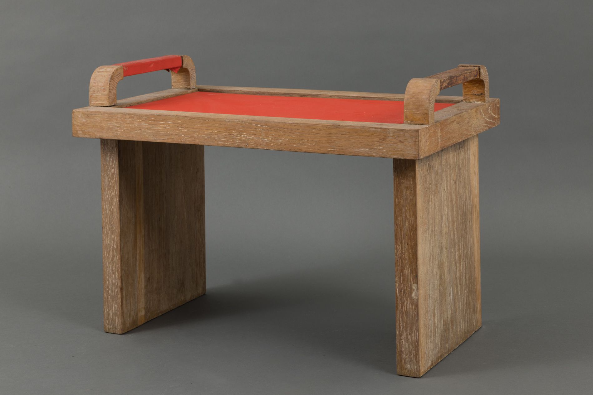 Null 小茶几，有天然的木质桌面和红色的人造革桌面。 
20世纪50年代的作品。 
尺寸：46.5 x 63.5 x 40厘米 
小姐