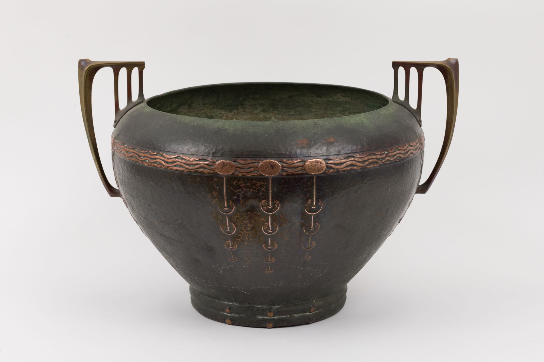 Null Hammered dinanderie pot cover with copper inset decoration. 
Work of the Vi&hellip;