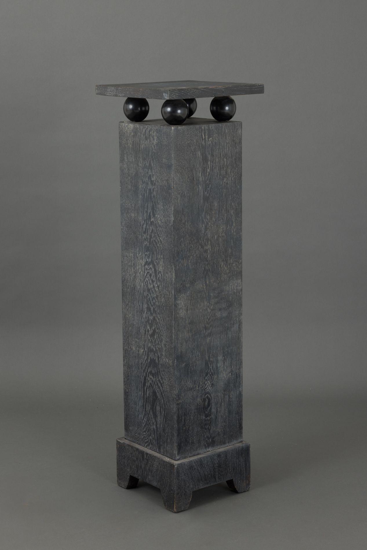 Null 熏黑陶瓷木的四角形轮盘，顶部靠在四个球上。 
尺寸：110 x 31.5 x 31.5厘米
