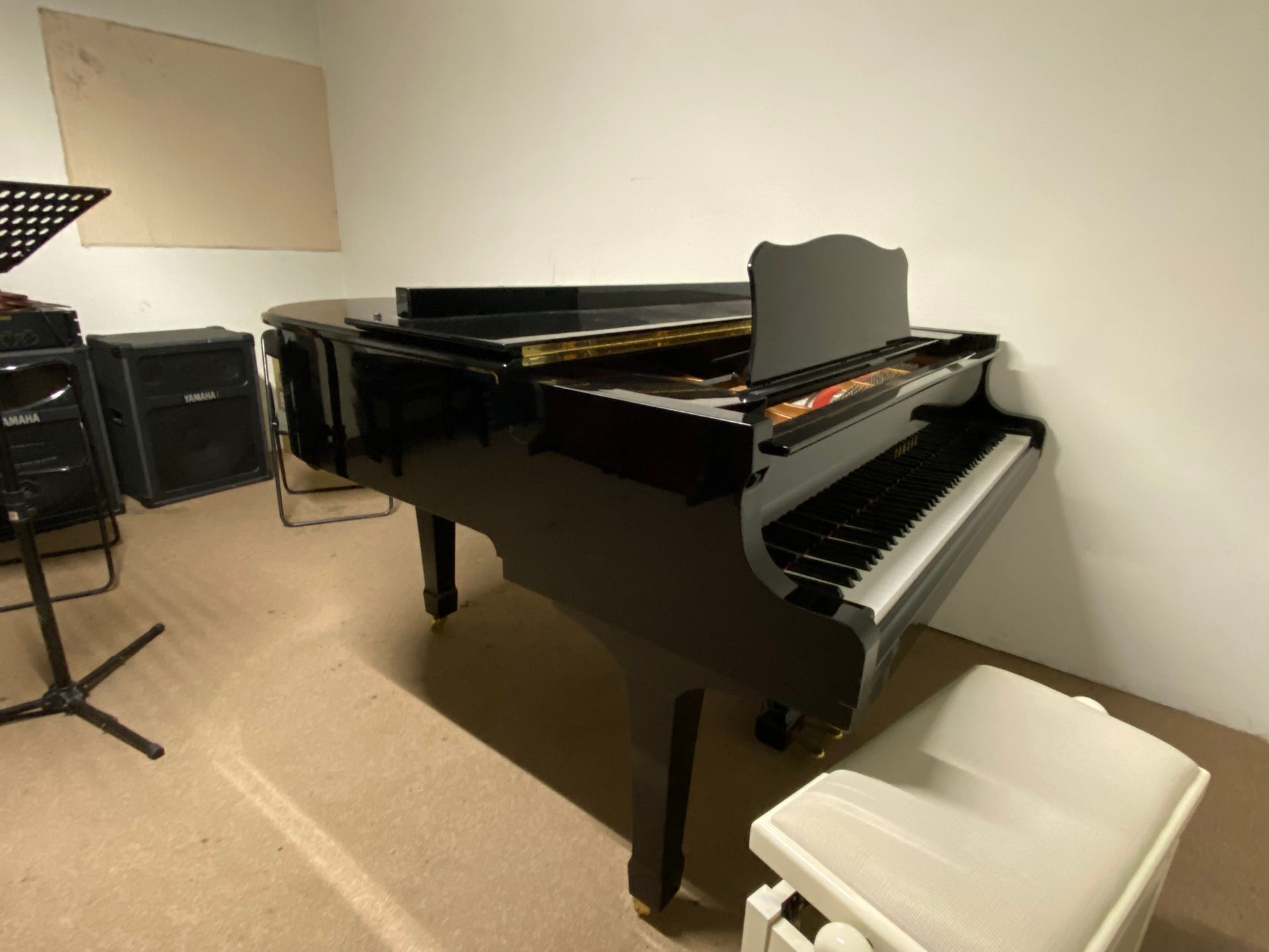 Null 1架雅马哈四分之一三角钢琴，编号5813115
附带一个凳子 

钢琴位于房间的2号位置