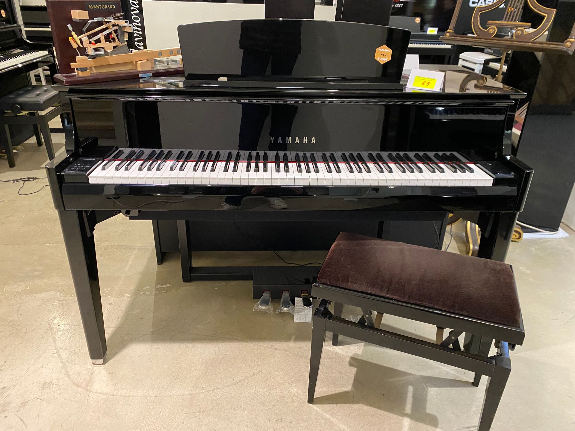 Null 1台YAMAHA Avant Grand N1X光面黑色数码钢琴
98 x 146厘米 
包括一个凳子