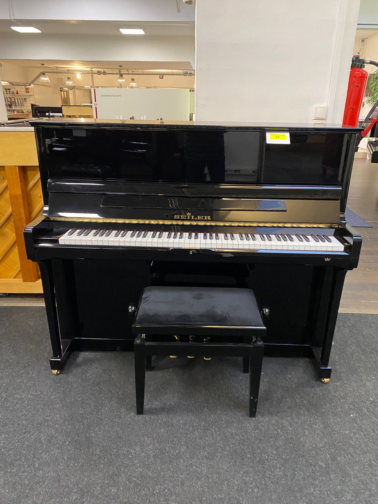 Null 1台立式钢琴SEILER光面黑色112厘米，序列号149637 
附带一个凳子