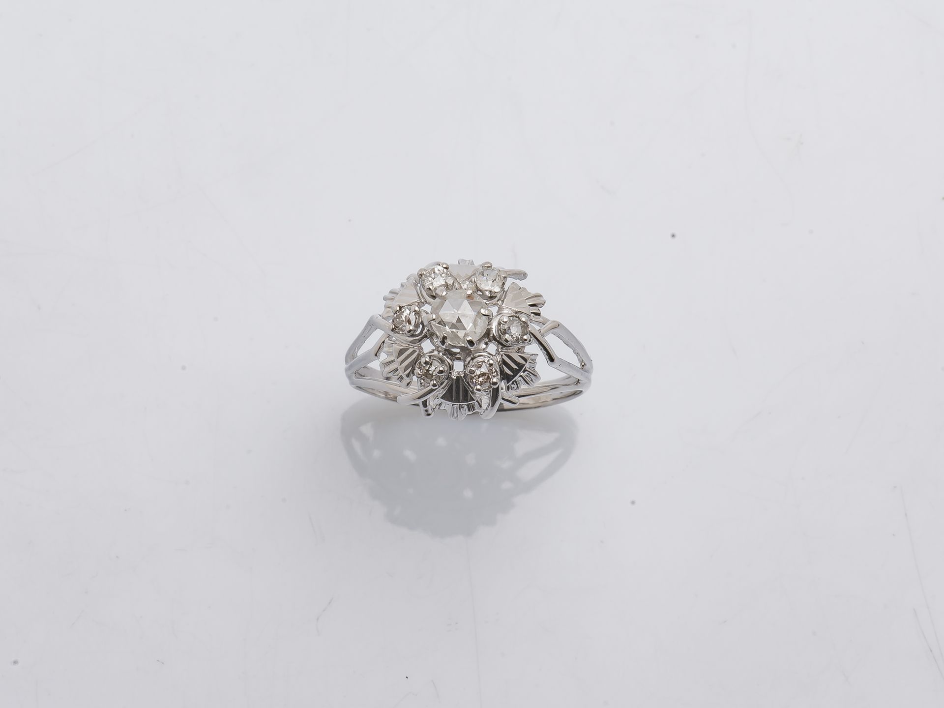 Null 绘制花朵的18K（750‰）白金圆顶戒指，装饰有一颗安特卫普玫瑰切割钻石，周围有六颗老式切割钻石。
手指大小：61 总重量：4克