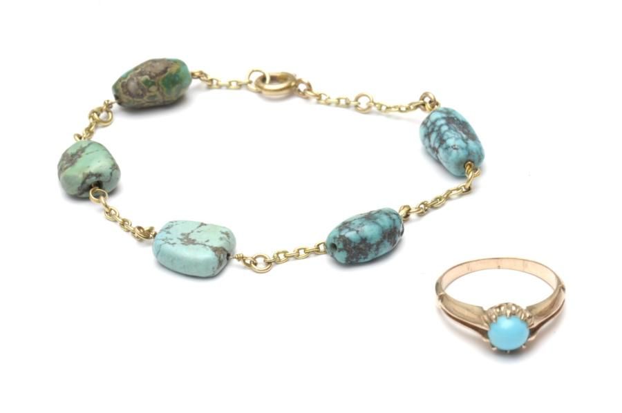 Null Bracelet composé de turquoises de formes diverses séparées par des maillons&hellip;