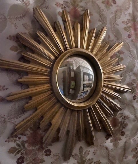 Null Quatre miroirs "sole en bois doré, un miroir face à main monture en bronze &hellip;
