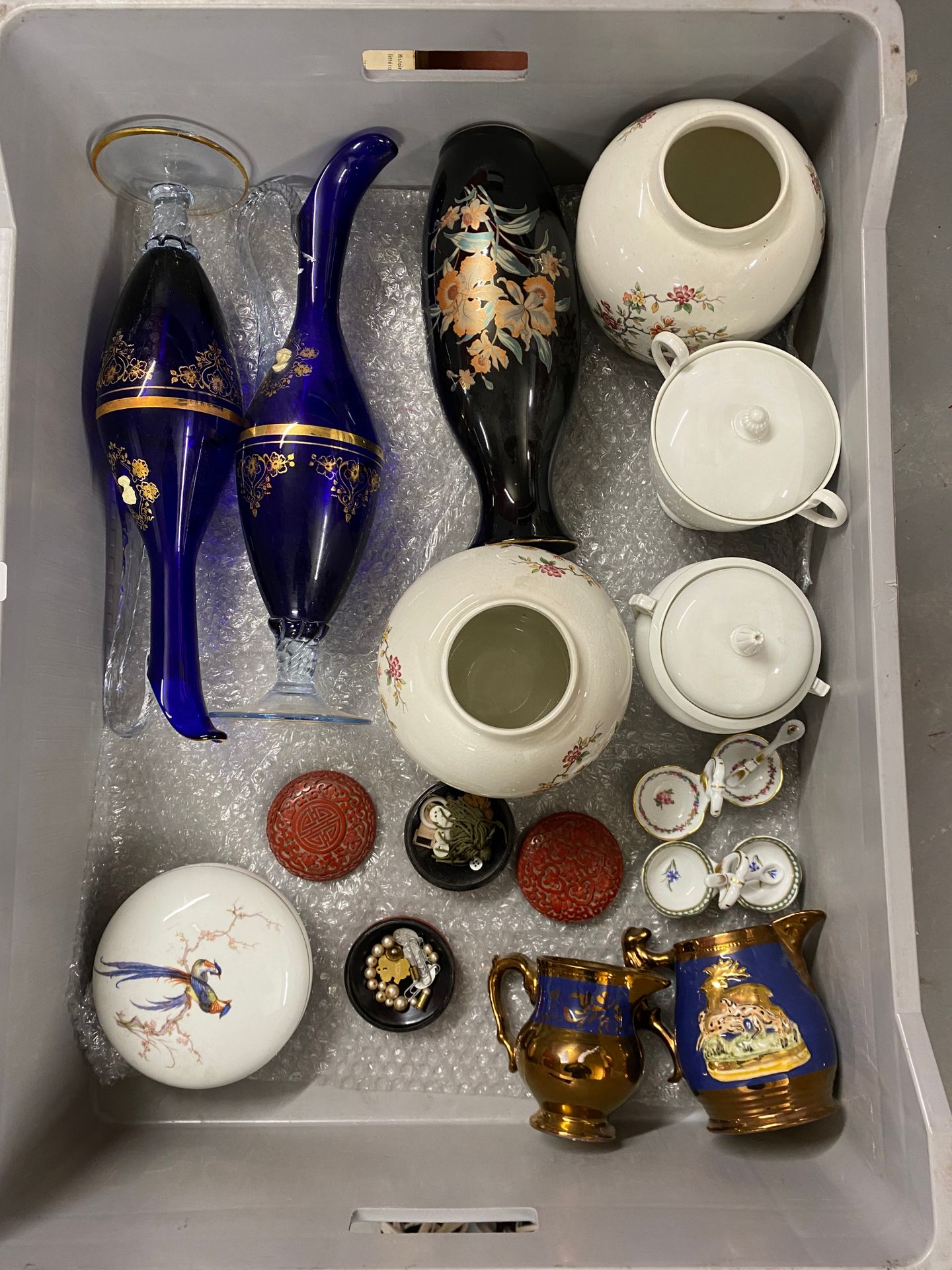 Null 一批瓷器和玻璃器皿：灯座、花瓶、一对花瓶、塞夫勒盖糖碗、北京漆盒、肥皂盒、盐罐和球形壶。