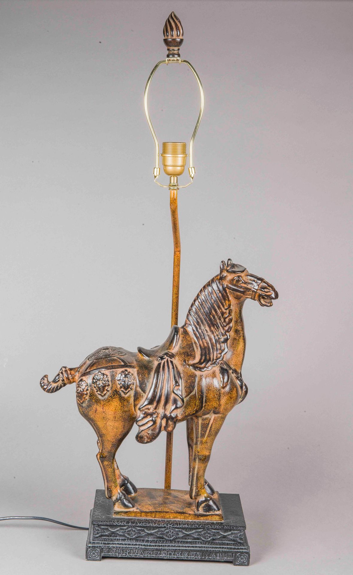 Null Lampe Cheval de style Tang en résine 
H.: 90 cm
