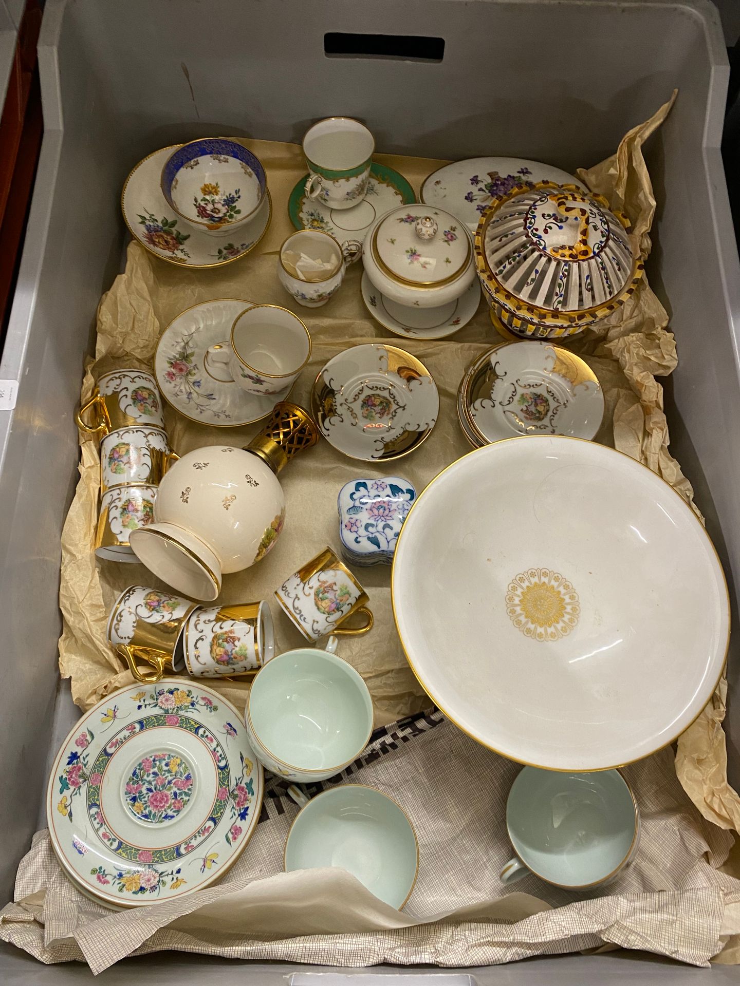 Null Lote de porcelana: frutero, cajas tapadas, lámpara Berger, tazas y platillo&hellip;