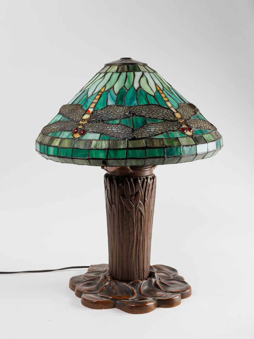 Null Lampe dans le goût de Louis Comfort Tiffany, piètement en bronze à décor de&hellip;