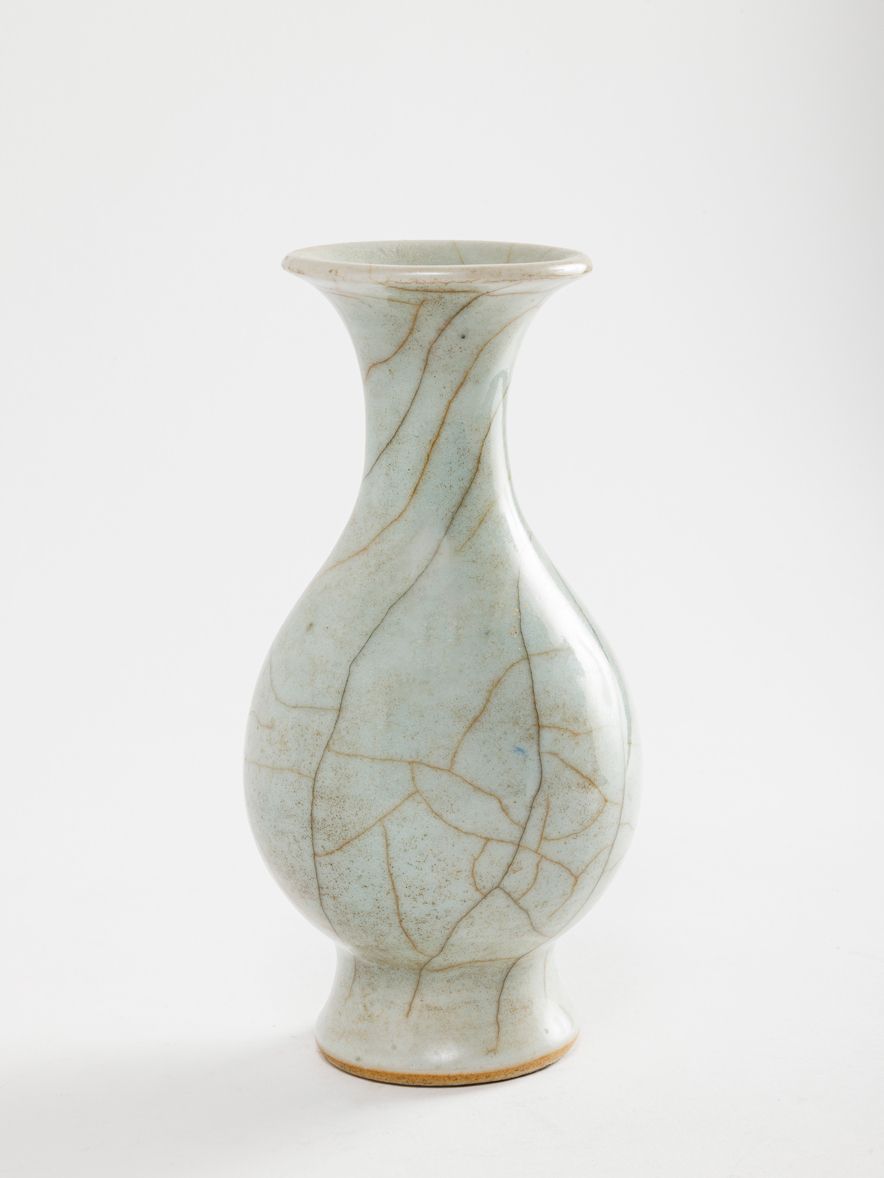 Null 中国，18 - 19 世纪 
炻器花瓶，梨形瓶身，小跟，喇叭口，青瓷釉面有裂纹。
高：8.5 厘米

专家：安萨斯-巴比隆内阁