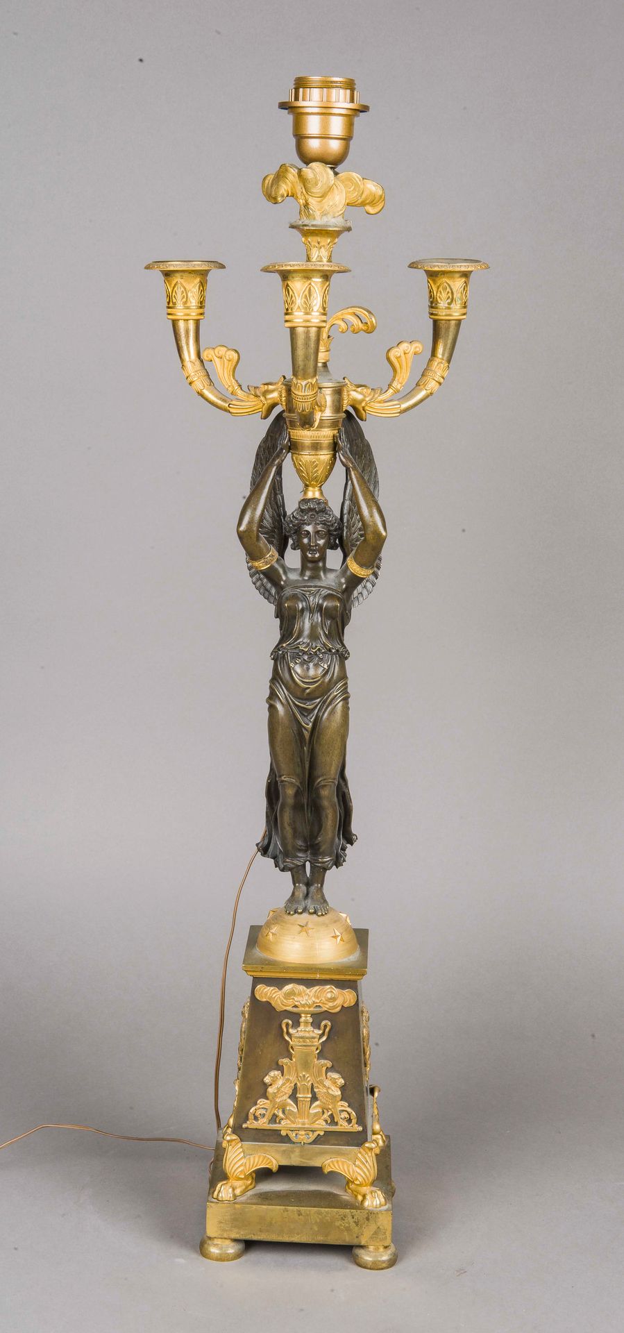 Null D'après Pierre Philippe THOMIRE (1751-1843)
Candélabre en bronze à trois lu&hellip;