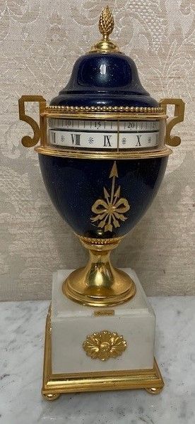 Null HOUR LAVIGNE 
Revolving dial clock in the form of a blue porcelain vase on &hellip;