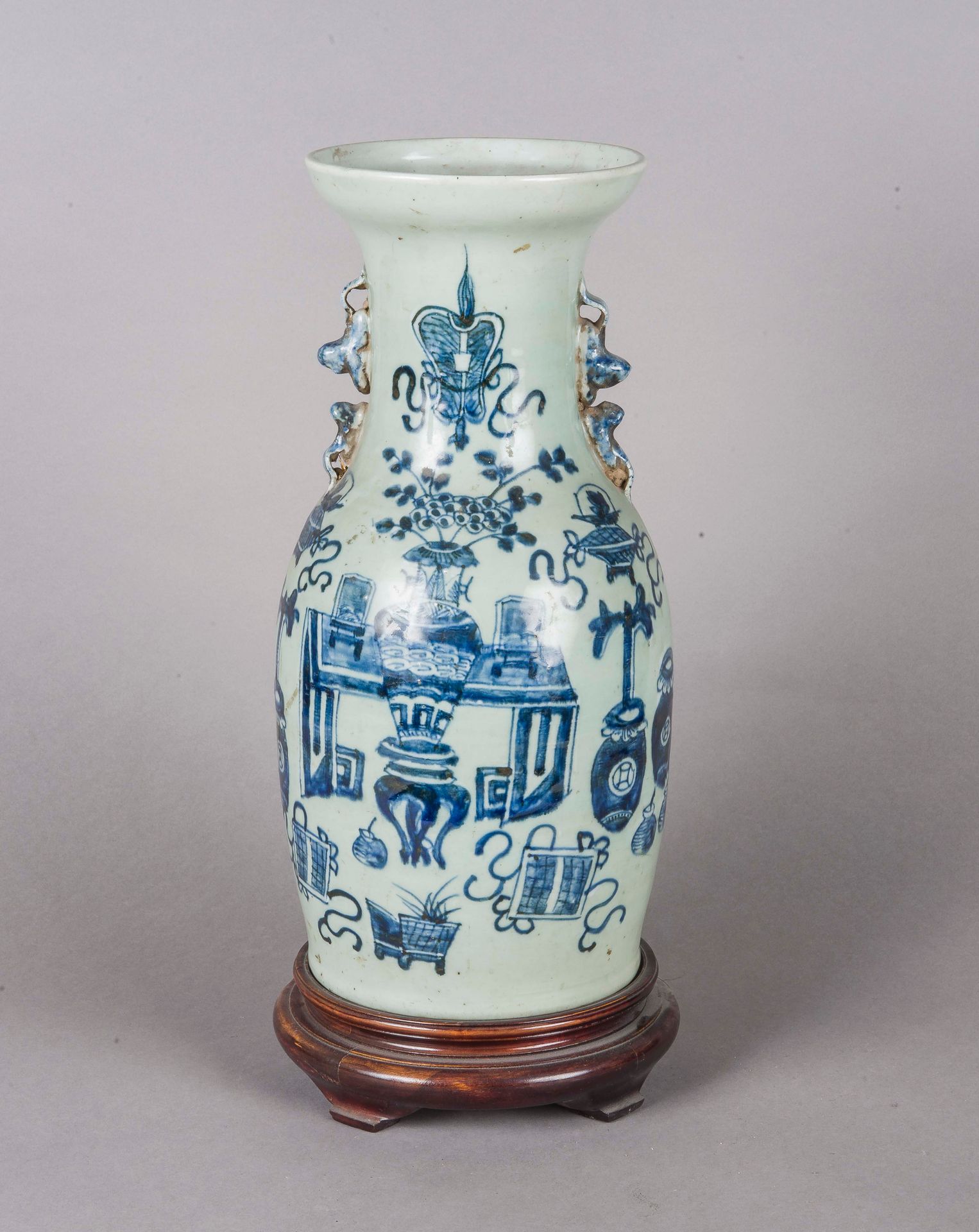Null China, 19. Jahrhundert 
Balusterförmige Vase aus Seladon-Porzellan mit blau&hellip;
