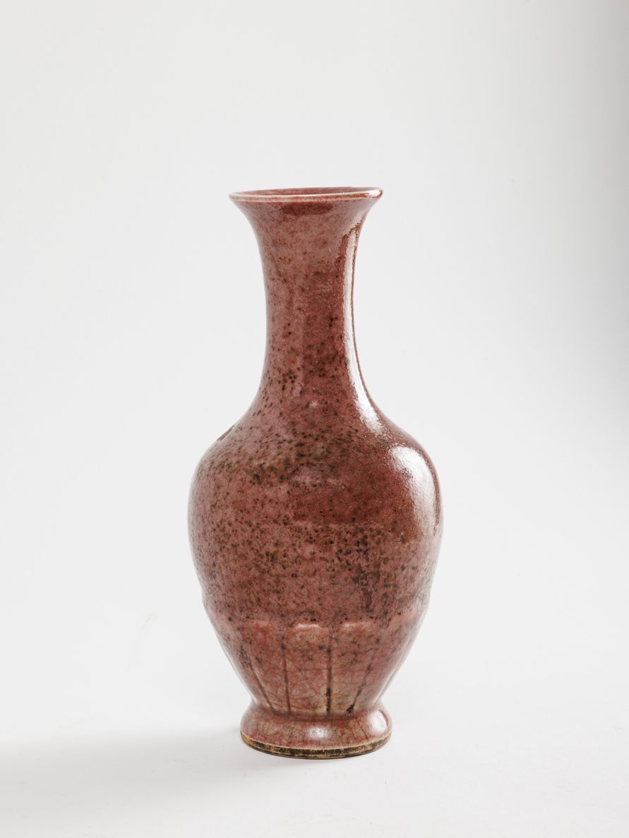 Null 中国，十八世纪
青瓷底上粉红釉的炻器长颈花瓶，开口处清晰可见。
高度：18 厘米

专家：安萨斯-巴比隆内阁