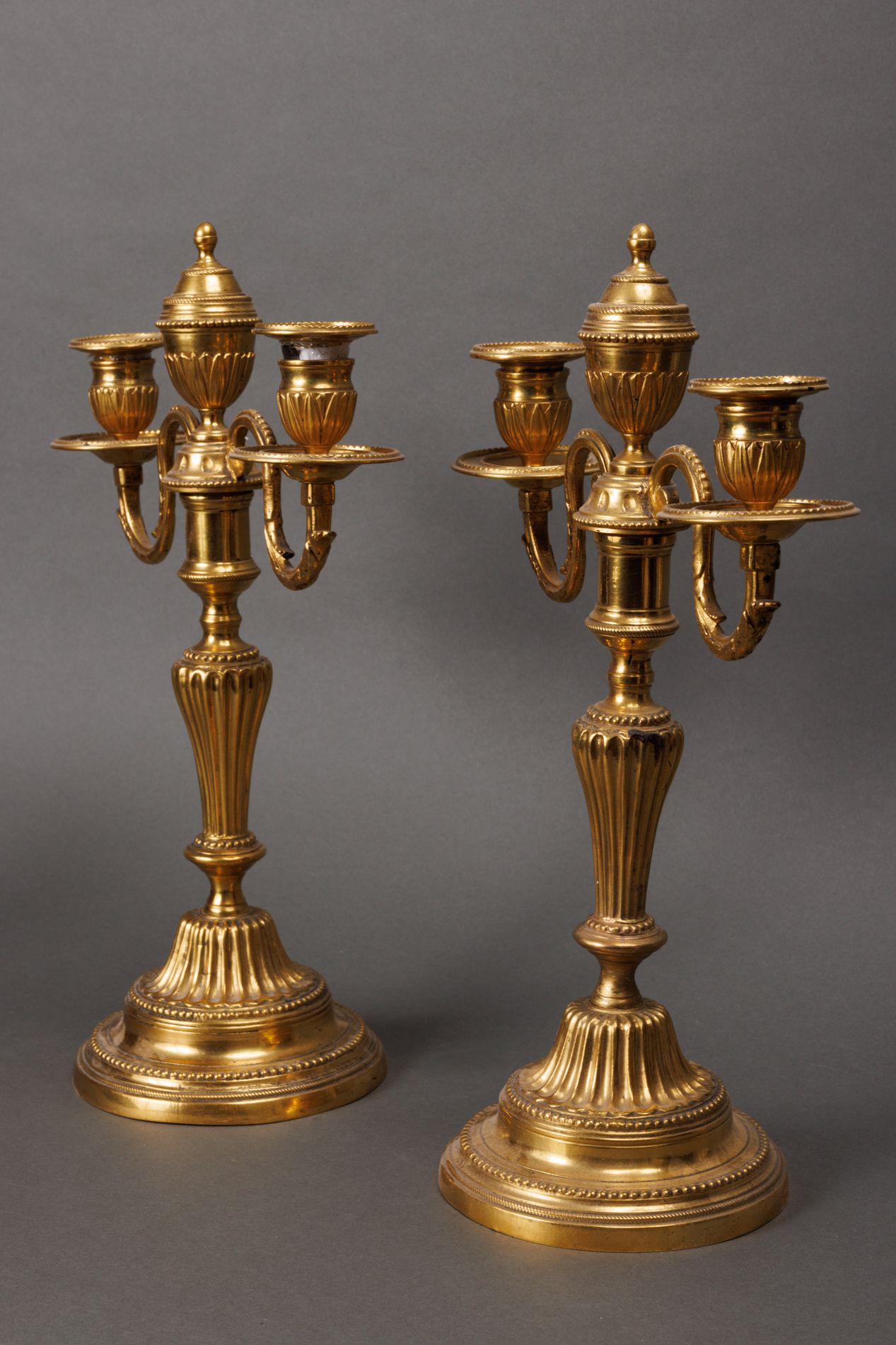 Null Paire de candélabres en bronze ciselé et doré à deux bras lumières à décor &hellip;