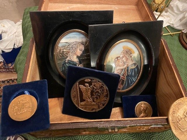 Null 拍品装在一个盒子里：拉斐尔肖像微型画、铜质纪念奖牌......