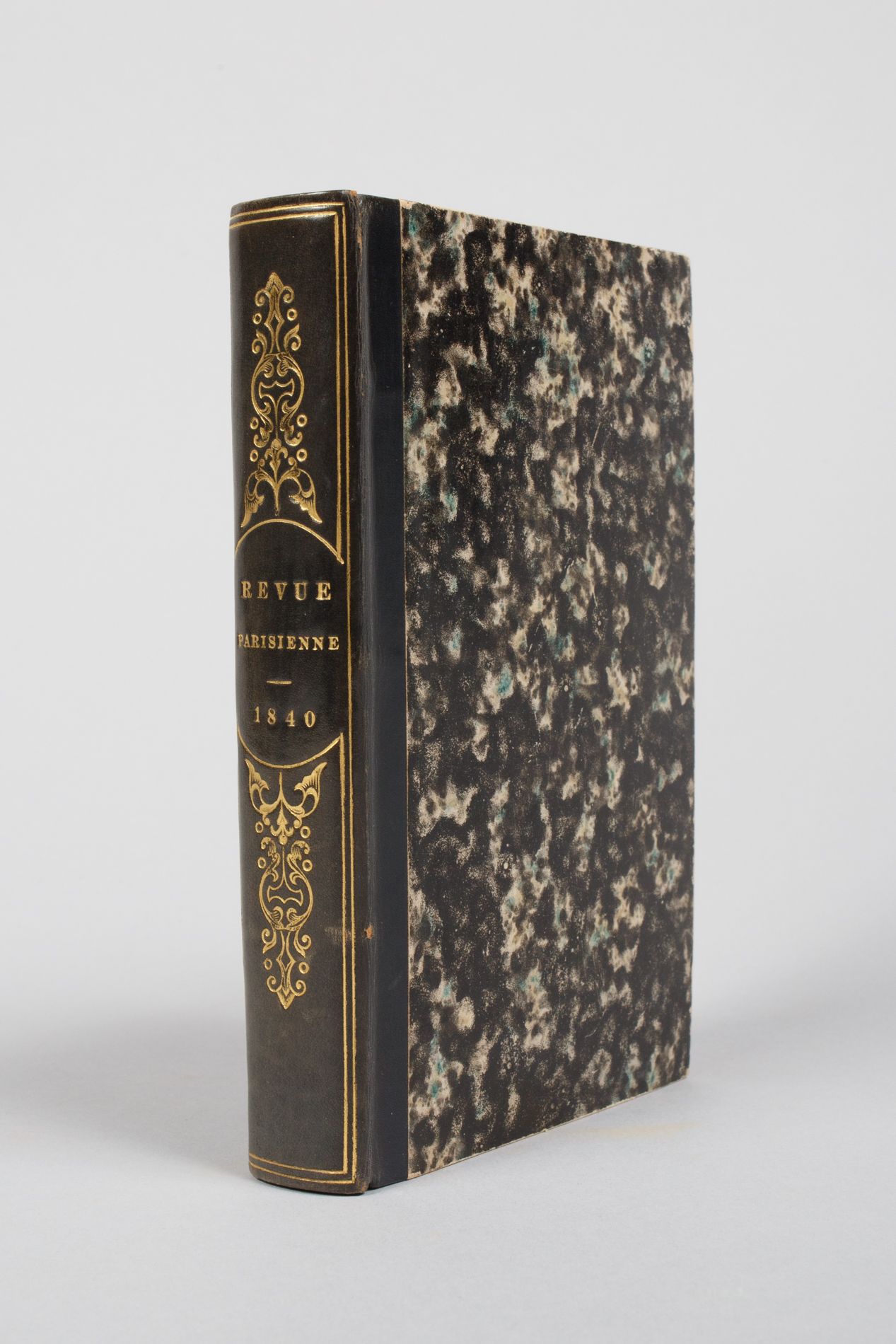 Null 奥诺雷-德-巴尔扎克 
巴黎评论》。
巴黎，1840 年，小 12 开本，采用稍晚的釉面半小牛皮装订，光滑的书脊饰有镀金飞饰。
副本上缘有缺损。
18&hellip;