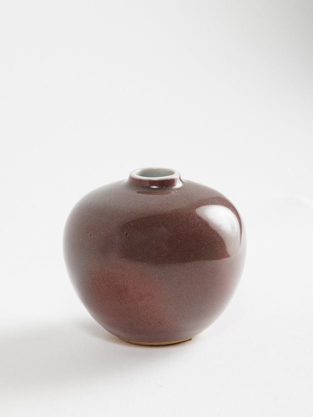 Null China, 18. Jahrhundert
Kleine eiförmige Vase aus Porzellan mit Ochsenblutgl&hellip;