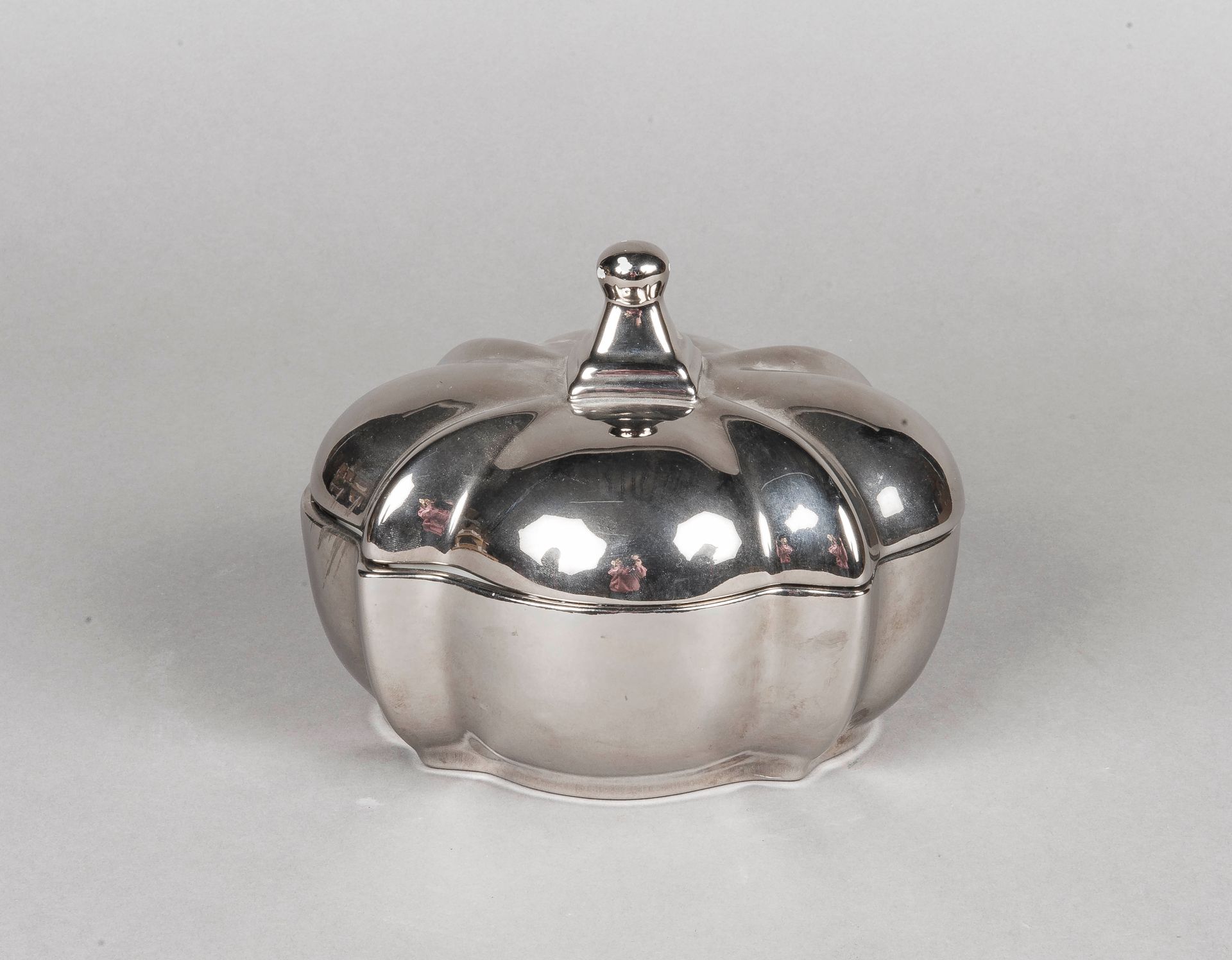 Null 克里斯汀-迪奥 
银质珐琅彩瓷花瓶
高度：12 厘米