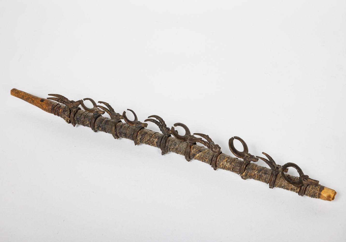 Null 塞努福烟斗杆，象牙海岸
带棕色铜锈的木材、爬行动物皮、铜合金
长度：46.5 厘米

装饰有十个 "沉默 "环，在入会仪式上使用。这是一件罕见的古老物&hellip;