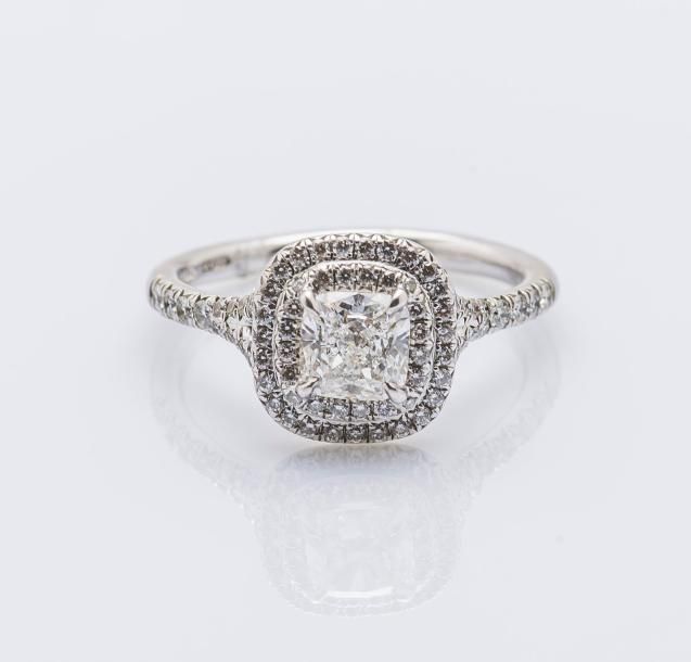 TIFFANY & CO Bague solitaire en platine (950 millièmes) sertie d’un diamant de t&hellip;