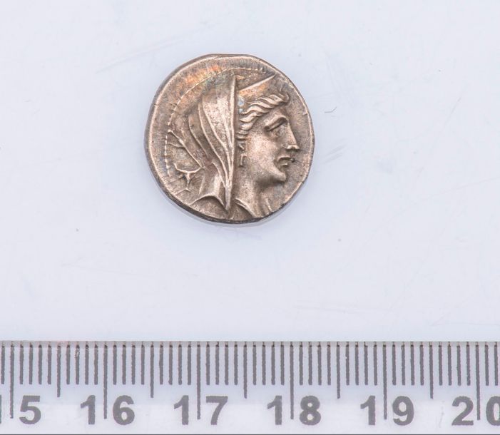 MONNAIE GRECQUE 

Didrachme. Poids : 4,46 g

Tête voilée de femme à droite R/ Ze&hellip;