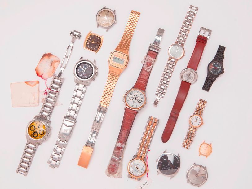 Null Lot de quatorze montres composé de : Une montre Lancel en acier, bracelet e&hellip;