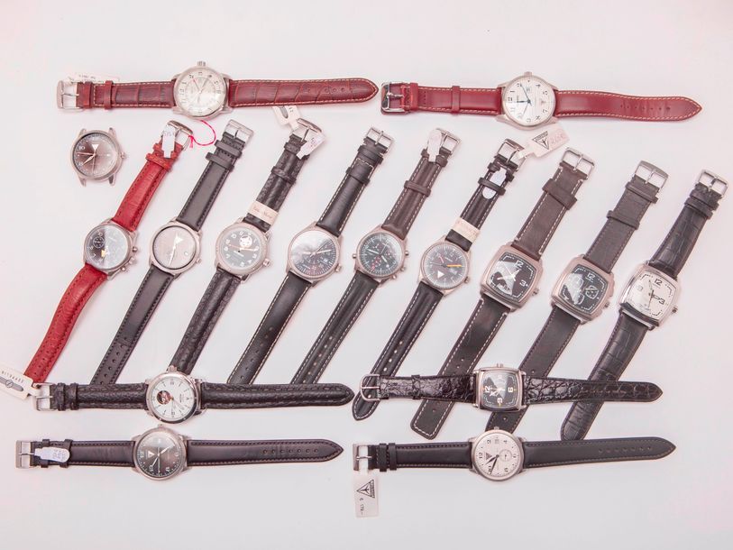 Null Lot de trente et une montres classiques et chronographes, en acier et acier&hellip;
