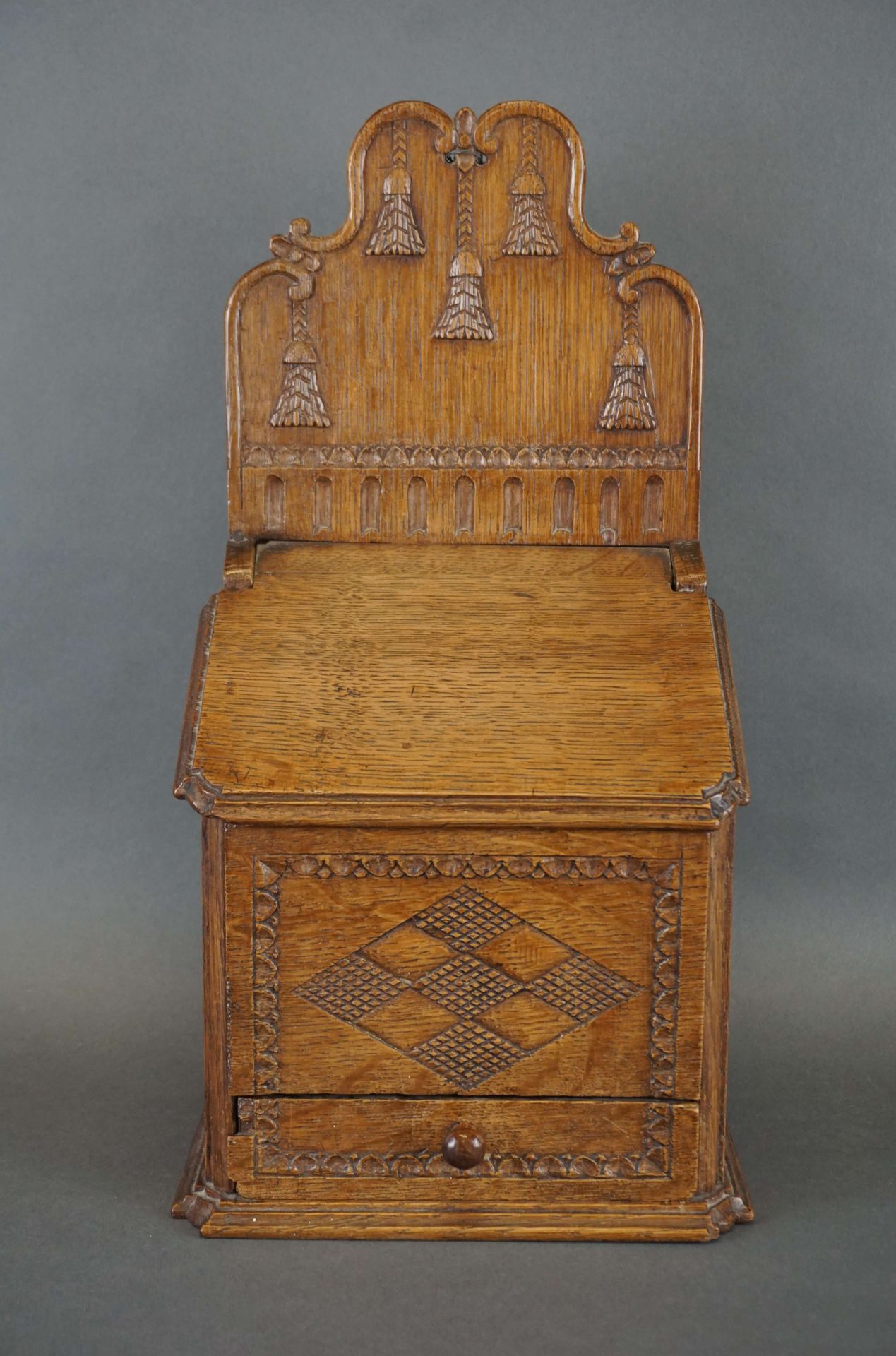 Null Caja de sal de madera tallada de la época Luis XVI. H : 40 cm W : 20 cm