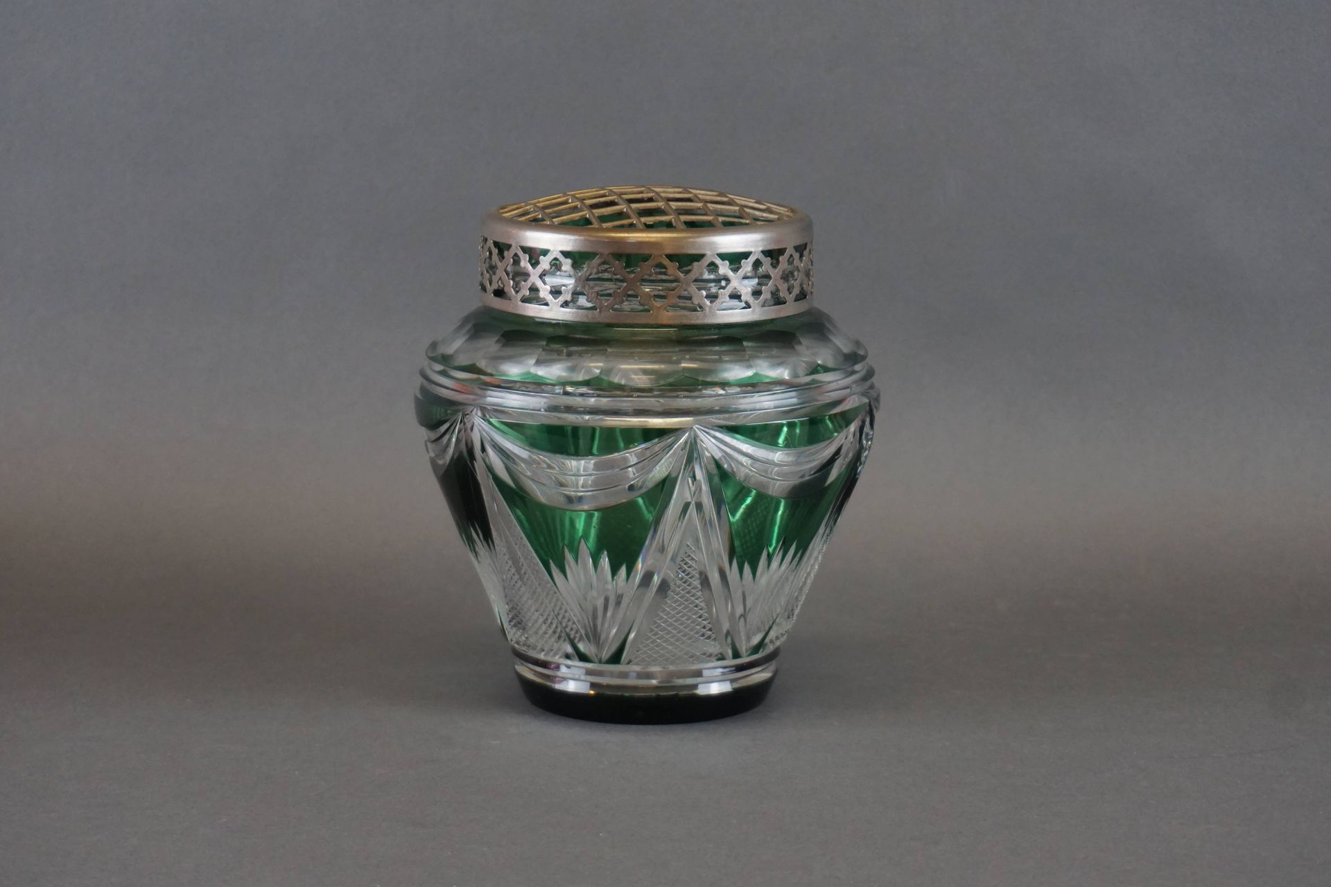 Null Grün gefüttertes Val-Saint-Lambert Kristall-Blumenpick. H : 17 cm
