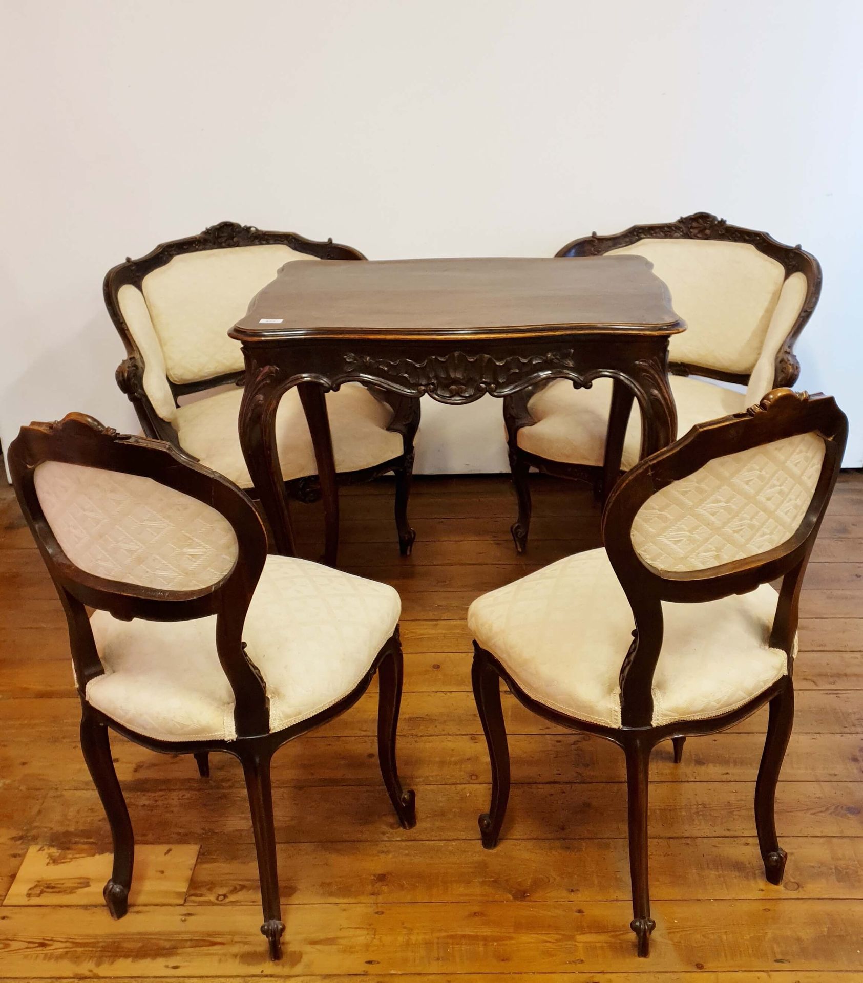 Null 路易十五风格的胡桃木客厅，由2把扶手椅、2把椅子和1张桌子组成（78x60厘米高：80厘米