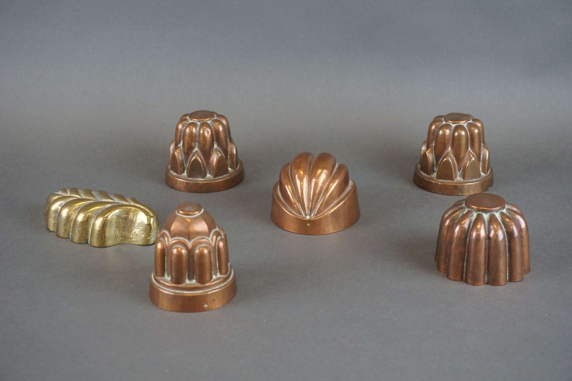 Null 6 moules à gâteaux miniatures en cuivre et laiton. H et diam : +-7 cm