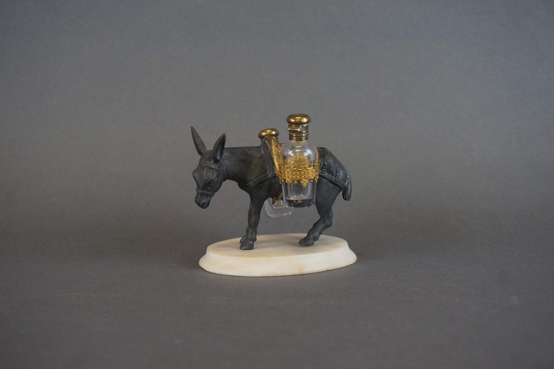 Null 一头骑着雷古拉的驴子背着两个香水瓶。高：10厘米