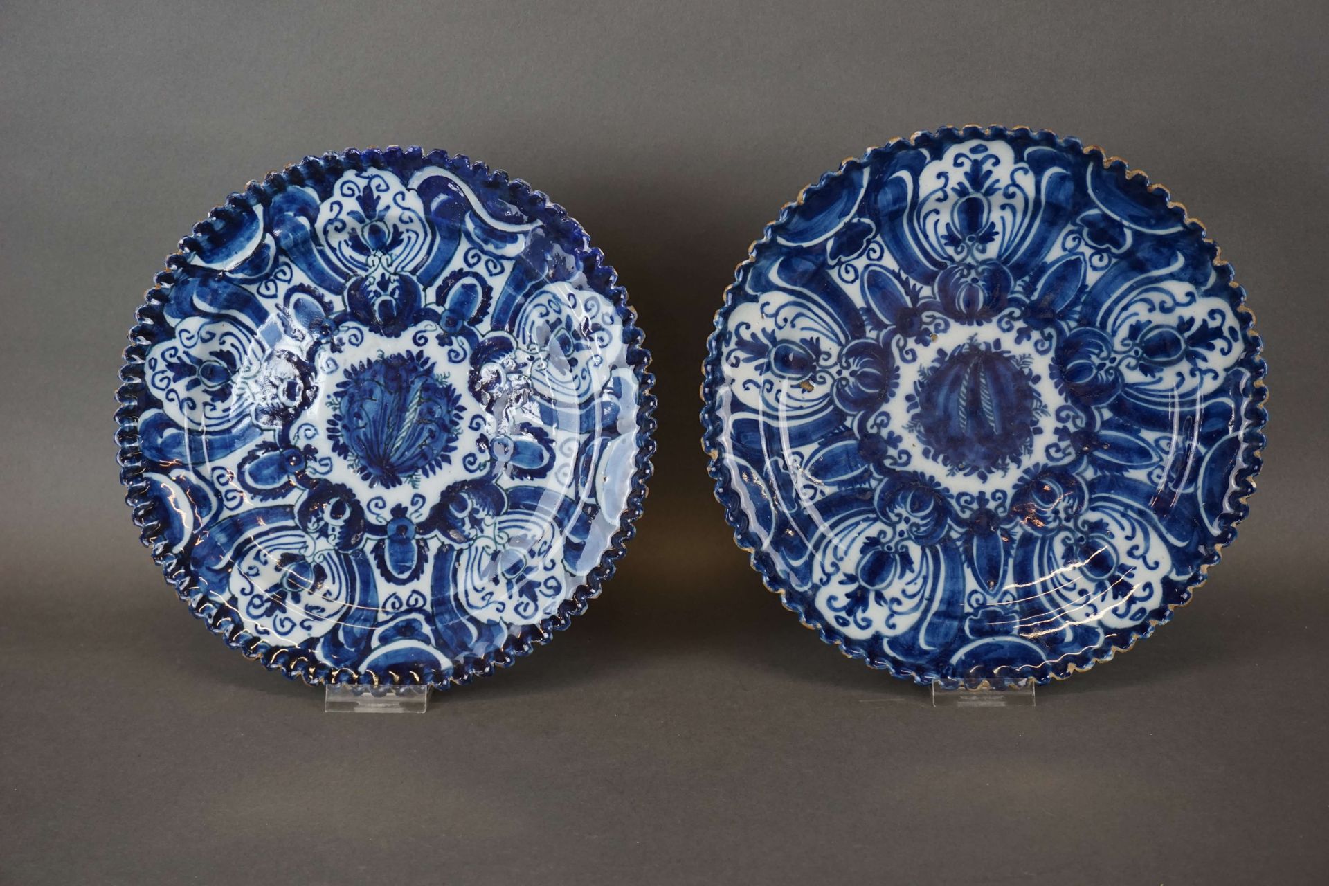 Null Pair of Delft earthenware plates. Mark with the claw. Diameter : 23 cm