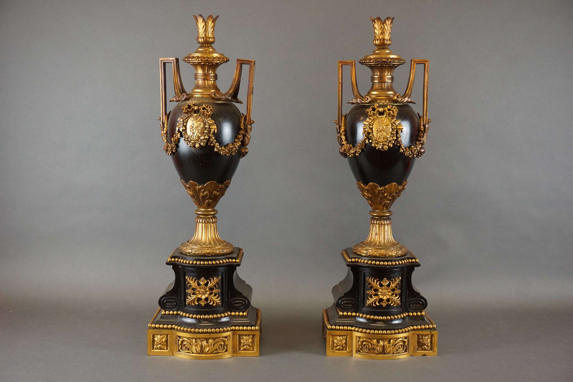 Null Una coppia di cassolette in marmo e bronzo dorato di Napoleone III. H : 57 &hellip;