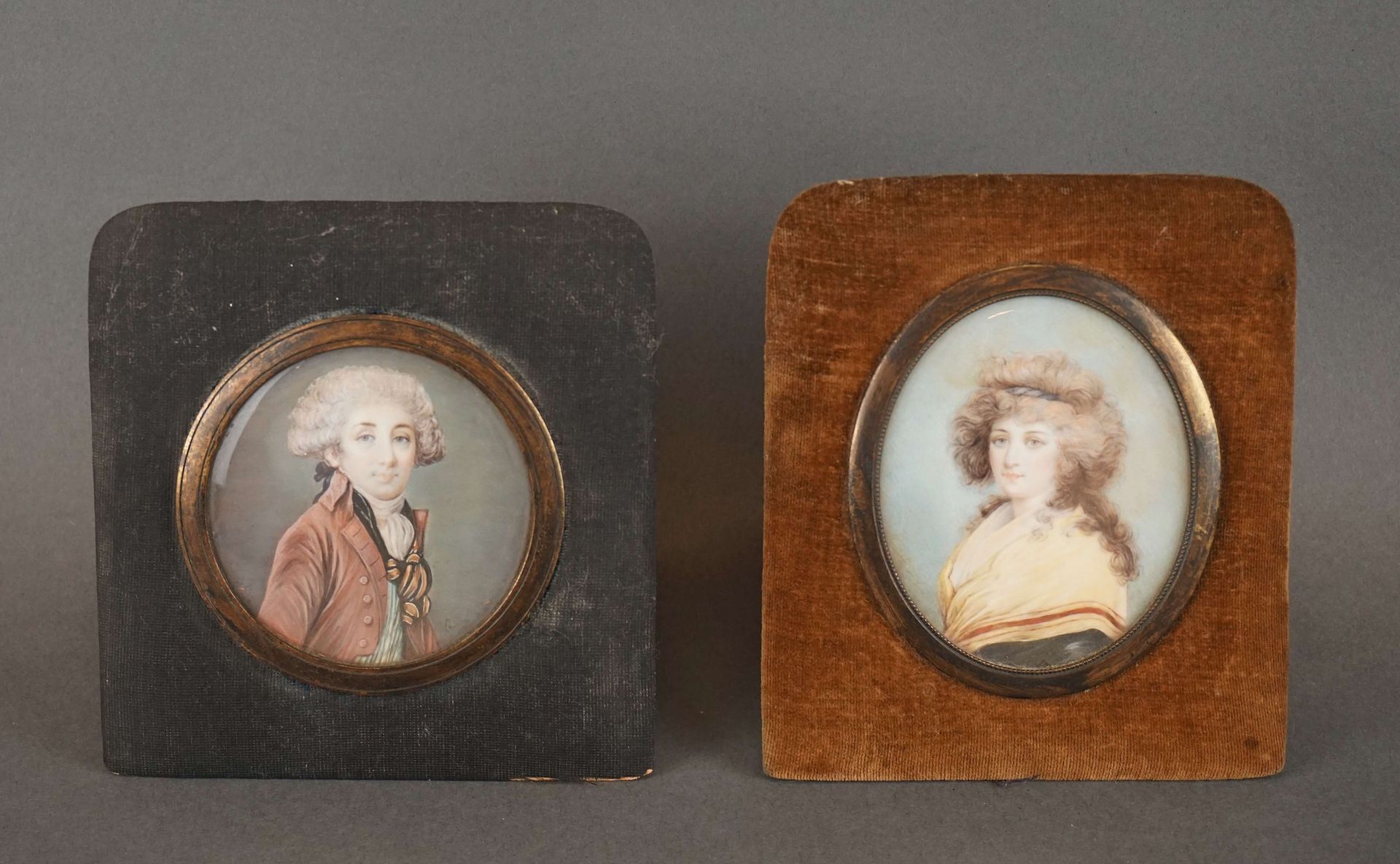 Null 2 Miniaturen auf Elfenbein "Porträts". 8x6,5 cm und Durchmesser: 7 cm