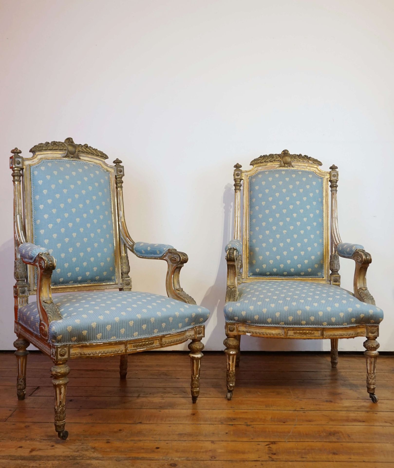 Null Paire de fauteuils Napoléon III en bois doré. H : 115 cm l : 67 cm P : 60 c&hellip;