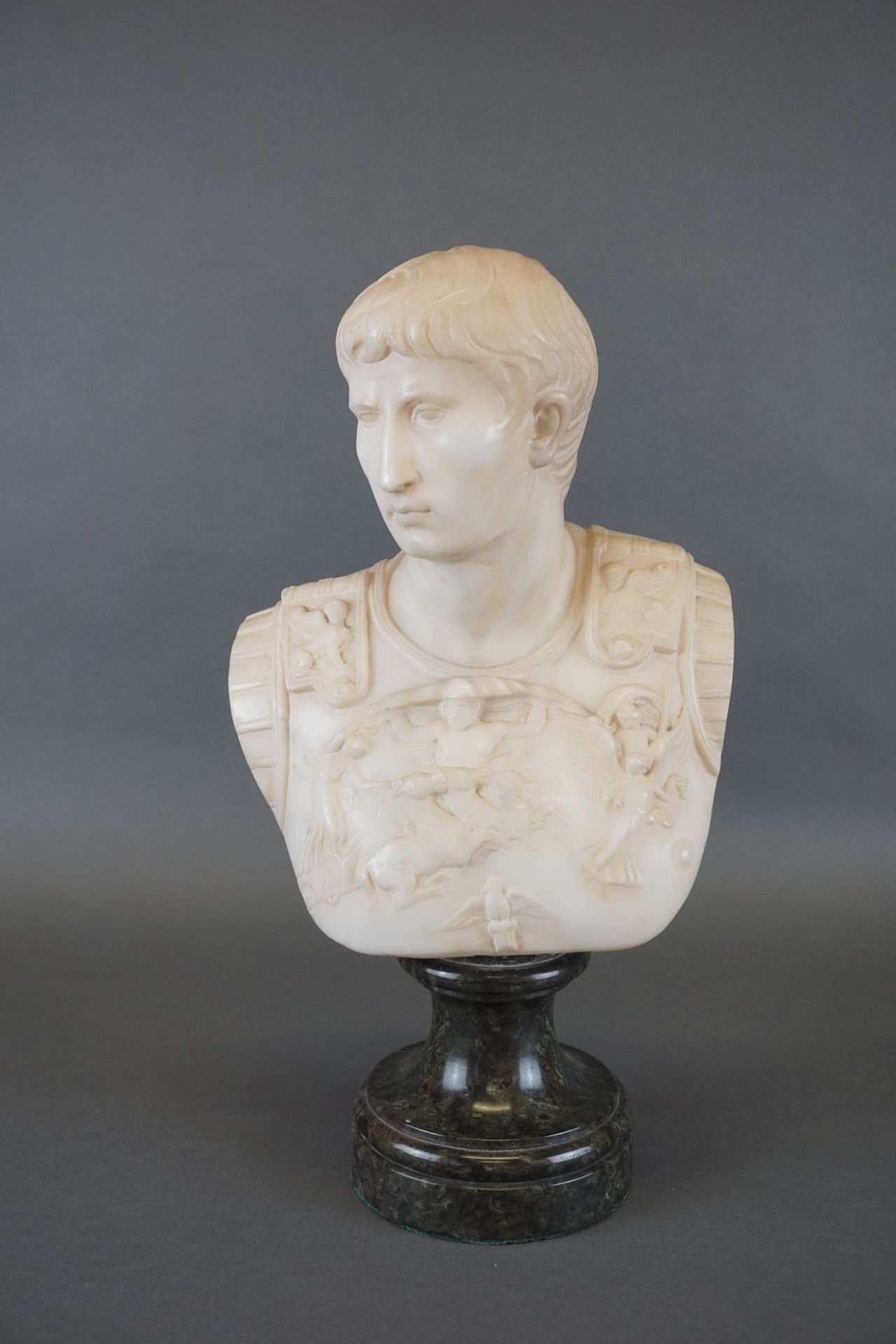 Null Weißer Marmor Büste des römischen Kaisers Augustus. H : 24 cm B : 21 cm H (&hellip;