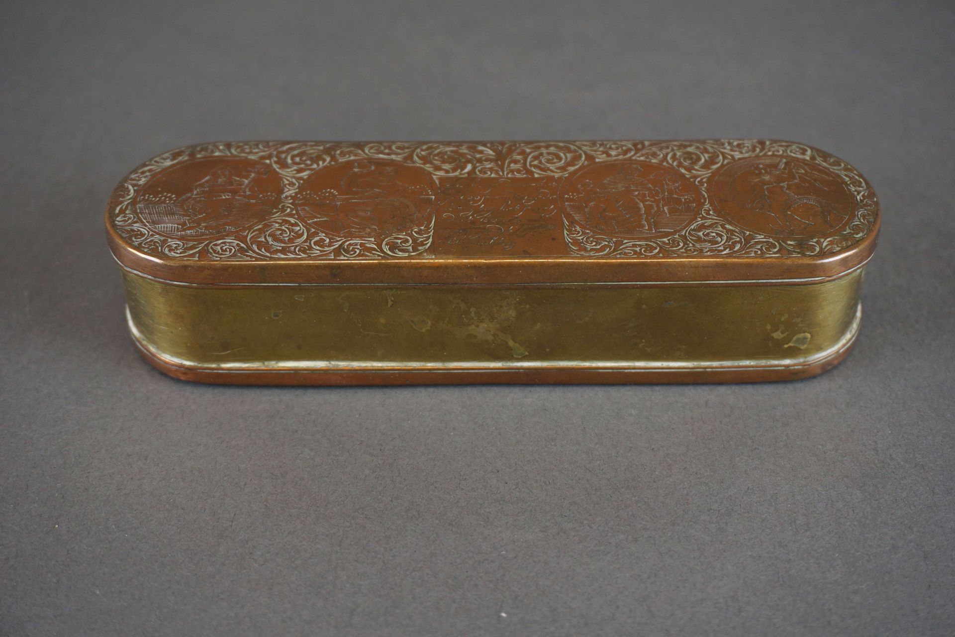 Null Tobacco box in copper and engraved brass. 15x5 cm
