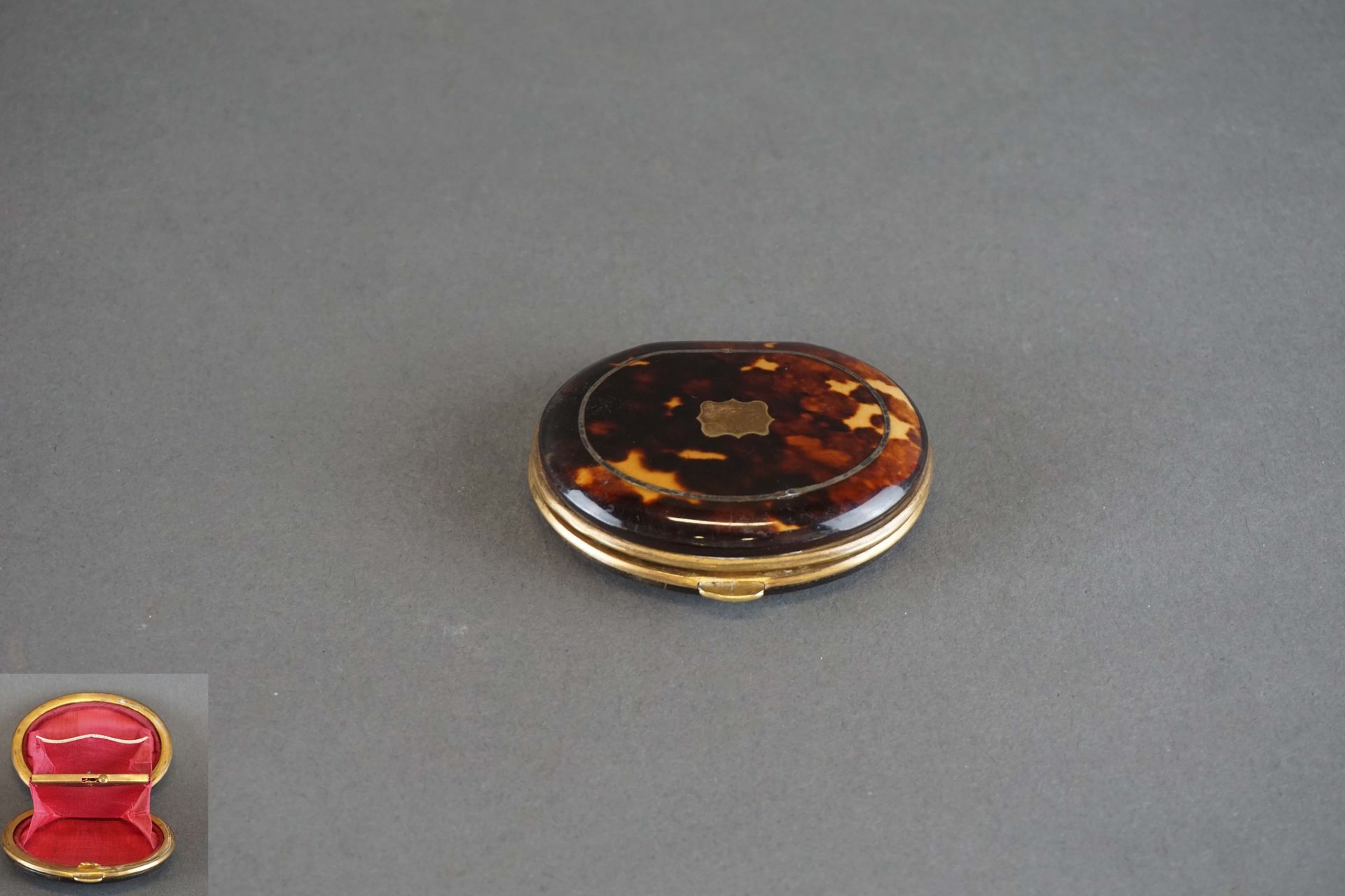 Null Tortoiseshell and brass coin purse. 6x5,5 cm